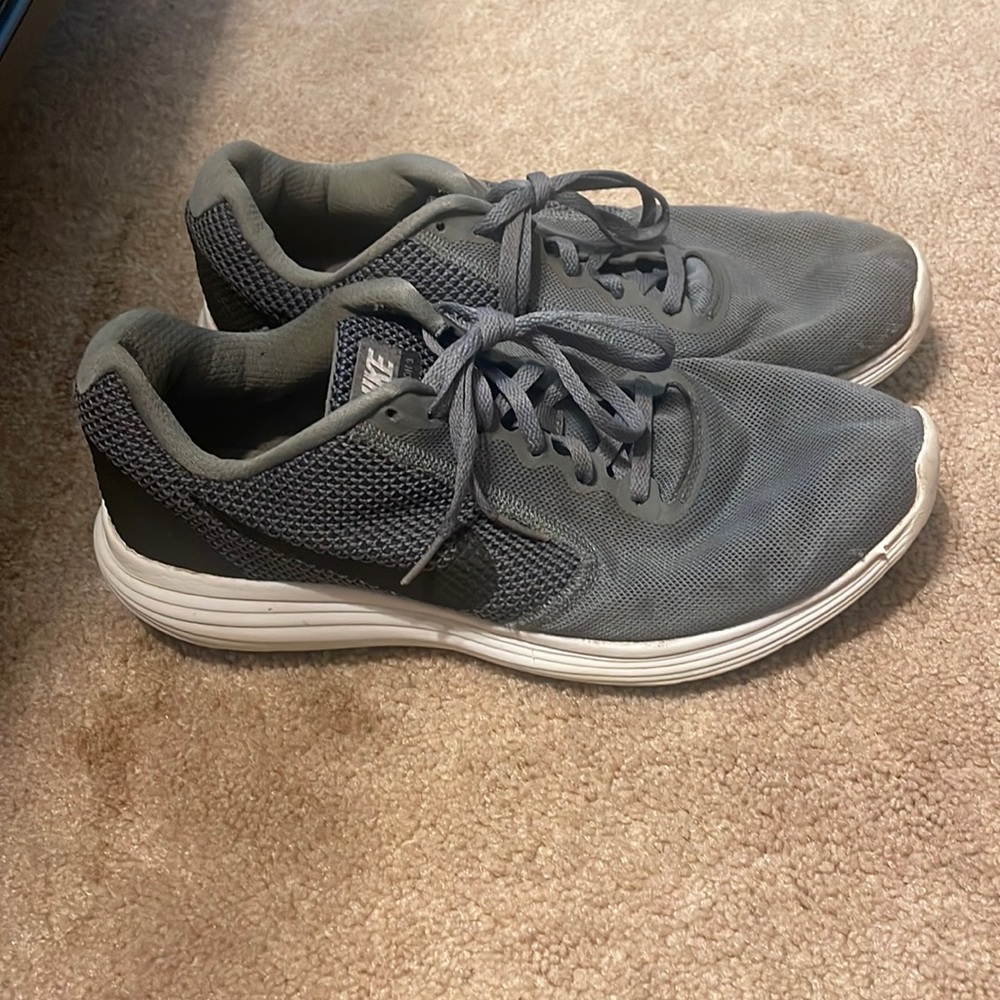 Nike revolution 3